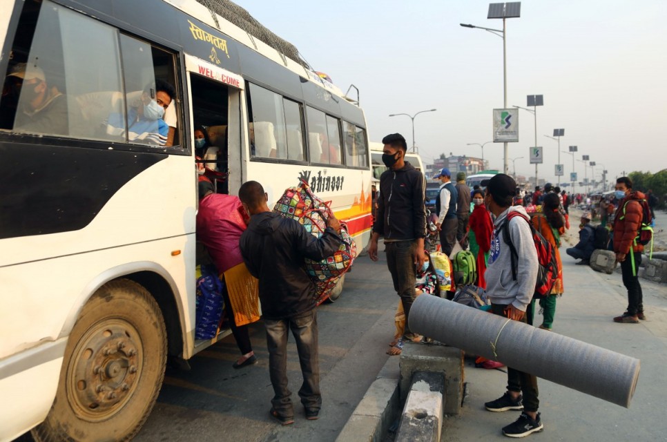 आसन्न चुनावका लागि ७ लाख मतदाताले उपत्यका छाड्दै