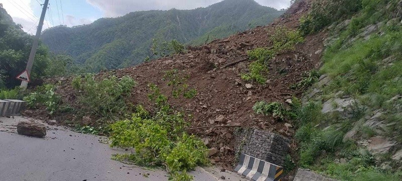 पहिरो गएपछि मुग्लिन–नारायणगढ सडक खण्ड अवरुद्ध