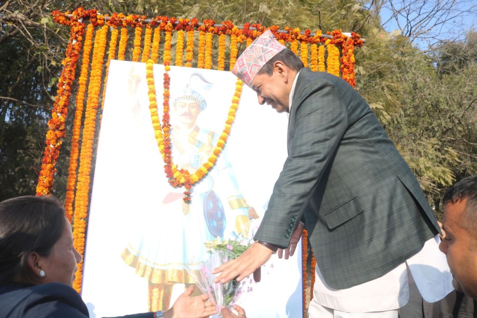 पृथ्वीनारायणको तस्बिरमा फूलमाला चढाउँदै उपप्रधान एवम् गृहमन्त्री श्रेष्ठ 