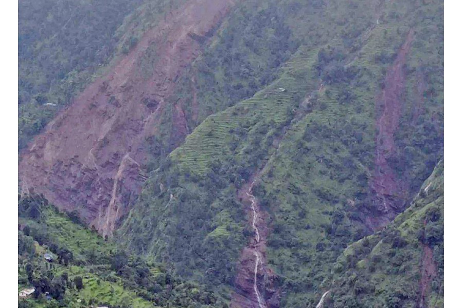 दोलखामा पहिरो खस्दा ३ जना बेपत्ता, एक शिशुको ज्यान गयो