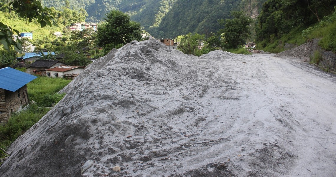 ठेक्का सम्झौताबिनै बालुवा उत्खनन हुँदा राजस्व गुम्यो