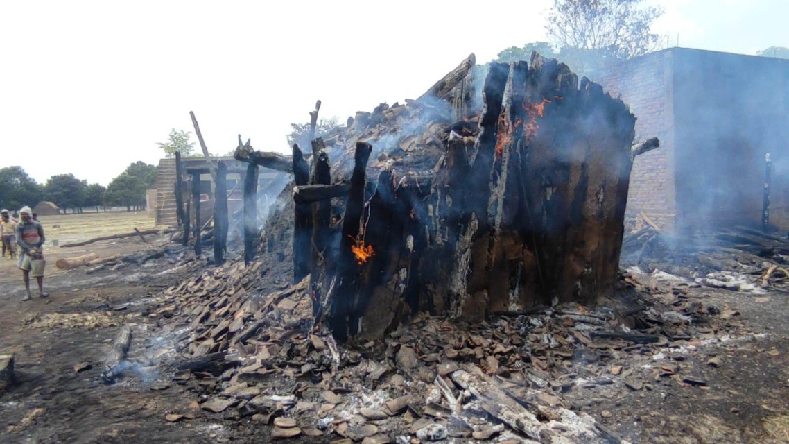 बाँकेको नरैनापुरमा आगलागीबाट ११ घरगोठ जलेर नष्ट, १७ लाख रुपैयाँभन्दा बढीको क्षति