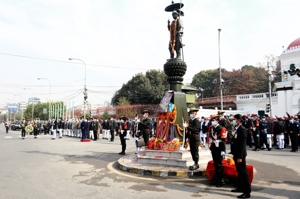 राष्ट्रपति भण्डारीले गरिन् पृथ्वीको शालिकमा पुष्पगुच्छा अर्पण