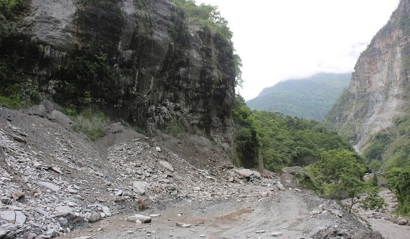 दोलखामा  सुख्खा पहिरो खस्दा एक जनाको मृत्यु, दुई घाइते