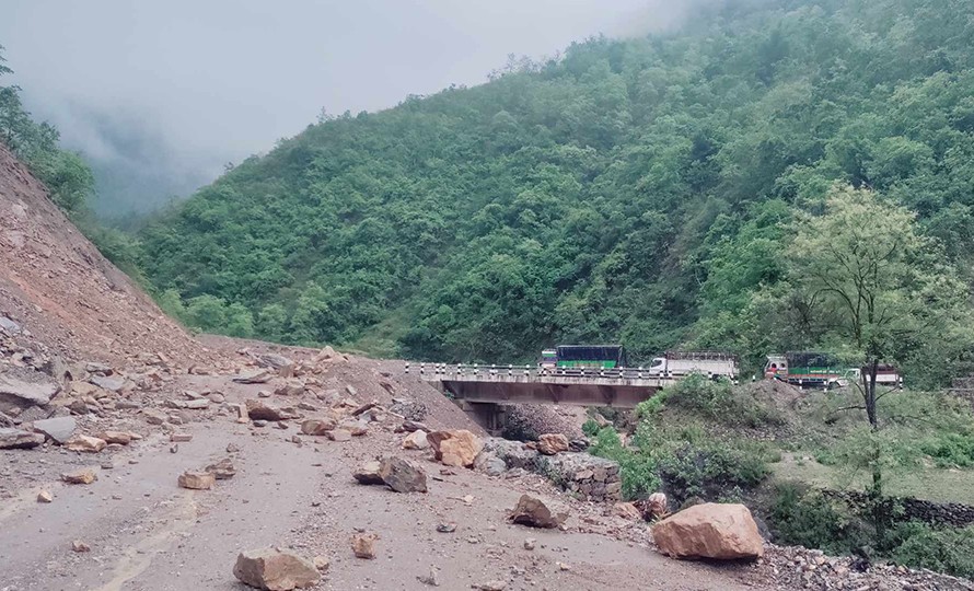 लगातारको वर्षापछि पाल्पामा सिद्धार्थ राजमार्ग अवरुद्ध   