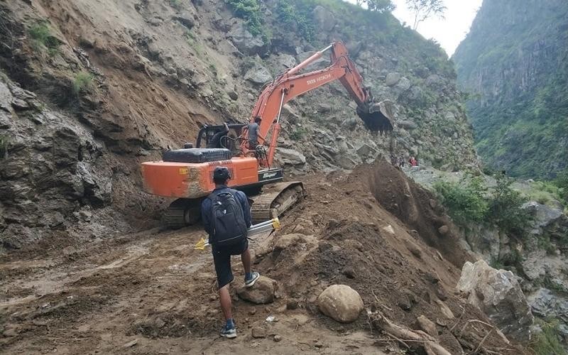 कर्णाली करिडोर सडकको पहिरो पन्छाउन सुरु