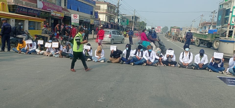 नोबेल मेडिकल कलेजका विद्यार्थी उत्रिए सडकमा, राजमार्ग अवरुद्ध