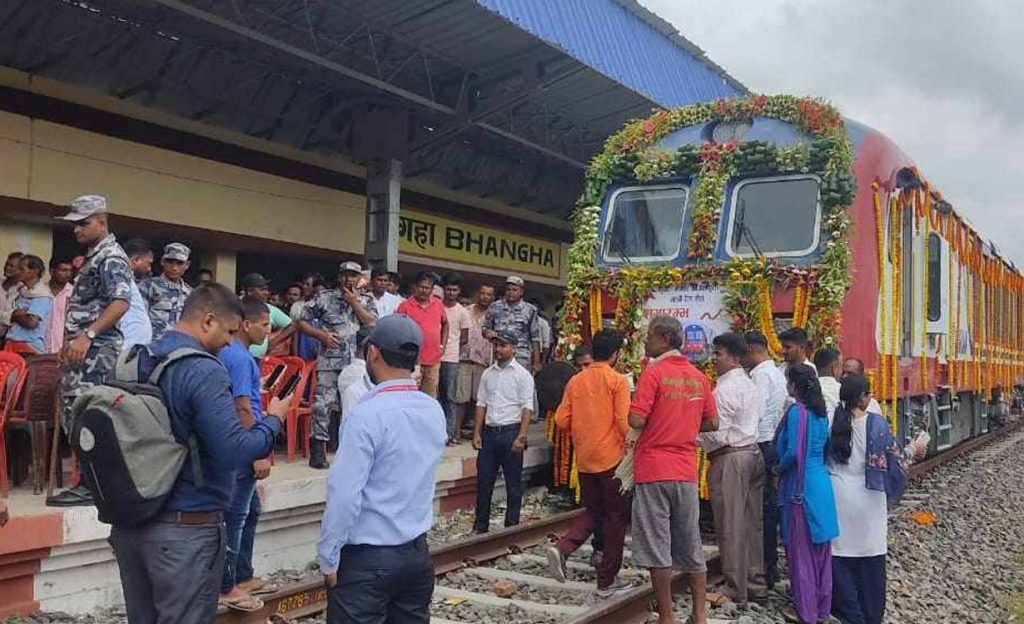 यातायात मन्त्रीले हरियो झण्डा हल्लाएपछि भंगहाबाट जयनगरका लागि गुड्यो रेल