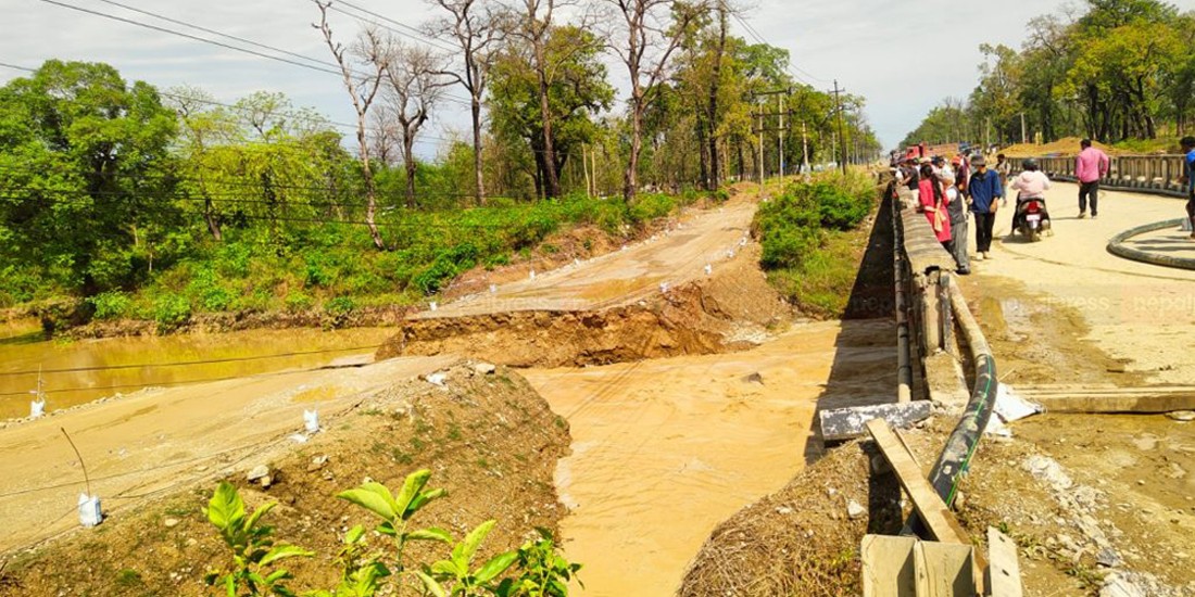 सोमनाथ खोलाको डाइभर्सन बगाउँदा पूर्वपश्चिम राजमार्ग अवरुद्ध