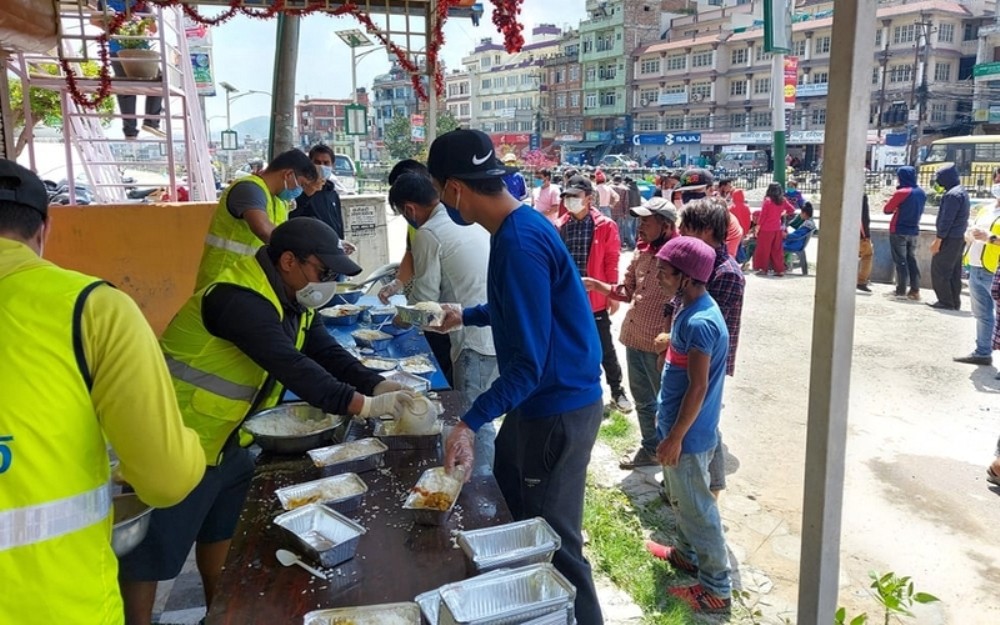 थापागाँउ युवा समुहद्धारा विपन्न परिवारलाई खानाको व्यवस्था