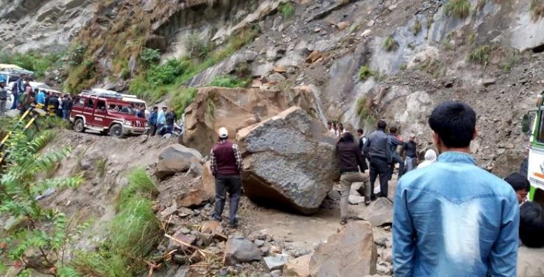 पहिराले सिद्धार्थ राजमार्ग अबरुद्ध