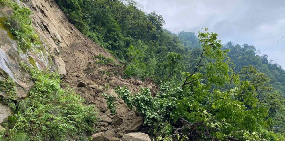 पूर्वपश्चिम राजमार्ग अवरुद्ध