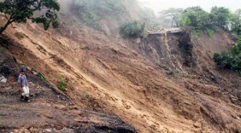 डोटीको भुर्केला गाउँका ३५ घरपरिवार पहिरोले विस्थापित