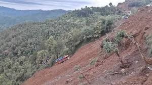 बैतडीमा पहिरोले पुरिँदा आमाछोराको मृत्यु