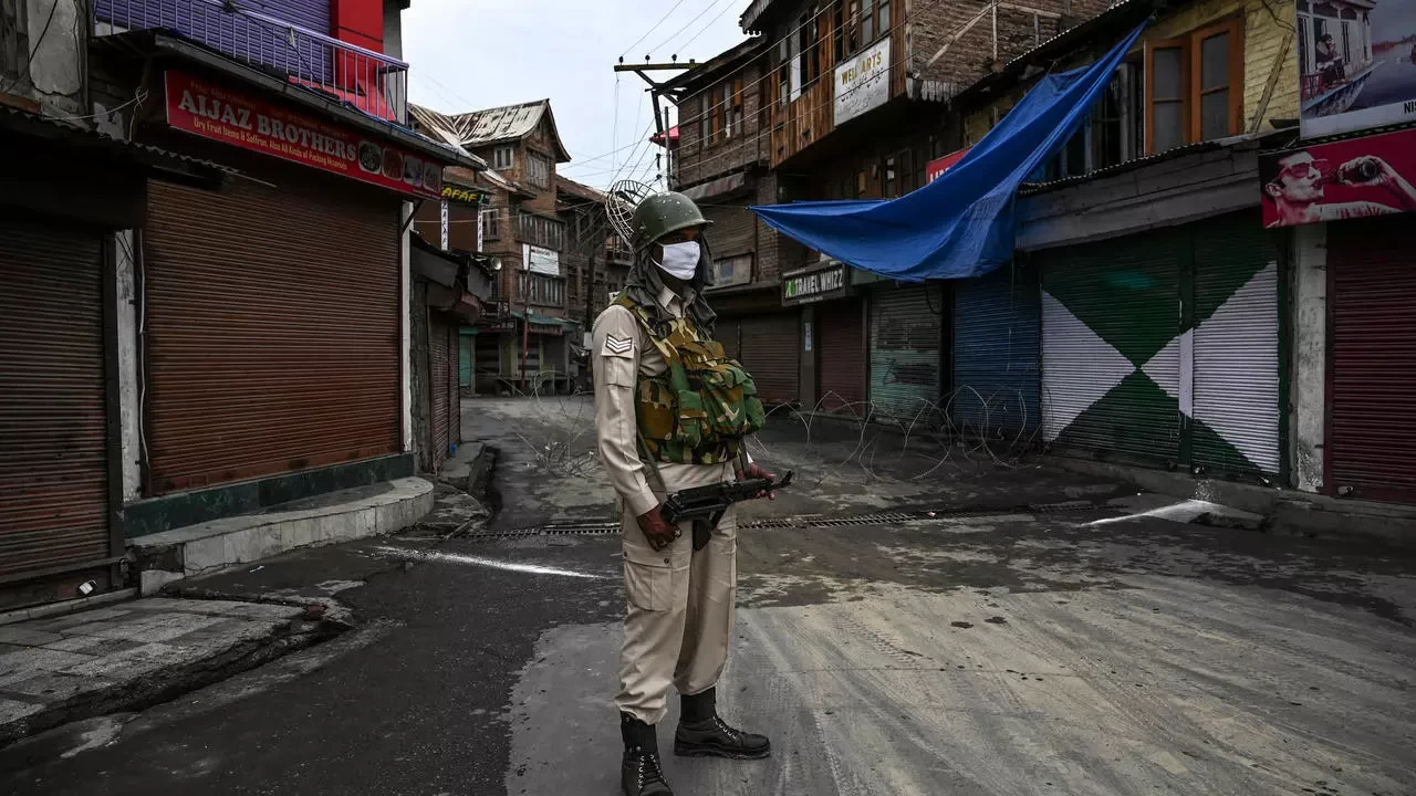 भारत प्रशासित कश्मीरमा कर्फ्यु जारी