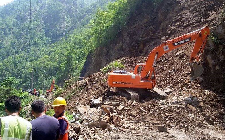 त्रिभुवन राजपथमा पहिरो खस्दा एक जना बेपत्ता, चार गाडी पुरिए