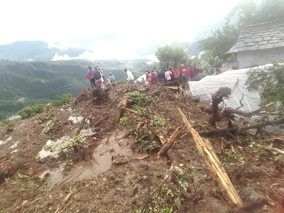 बागलुङमा भिषण पहिरो : दुईको मृत्यु, १५ बढी घर बगाएको अनुमान