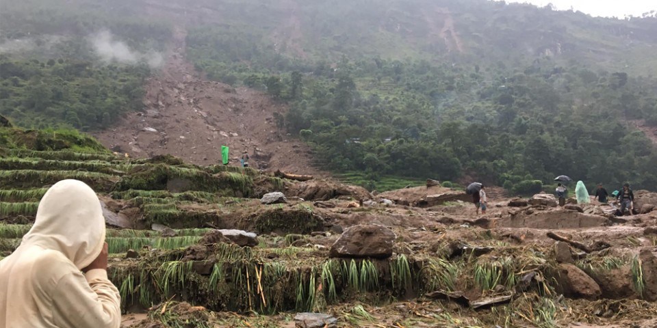 सिन्धुपाल्चोकको बाह्रबिसेमा १७ घर पहिरोले बगायो, ३ घरमा थप क्षति, १७ जना बेपत्ता, १ को शव फेला