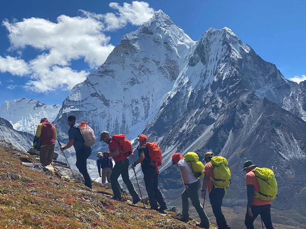 बहराइनका राजकुमारद्धारा लोबुचे हिमालको सफल आरोहण