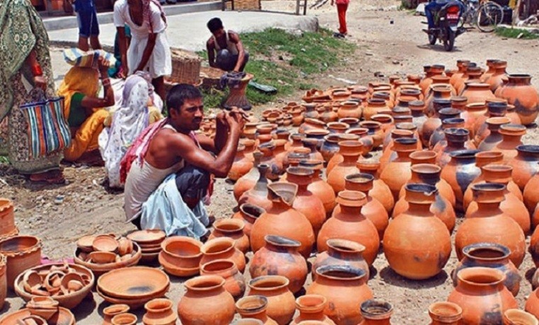 माटोको भाँडा बनाउने काममा व्यस्त