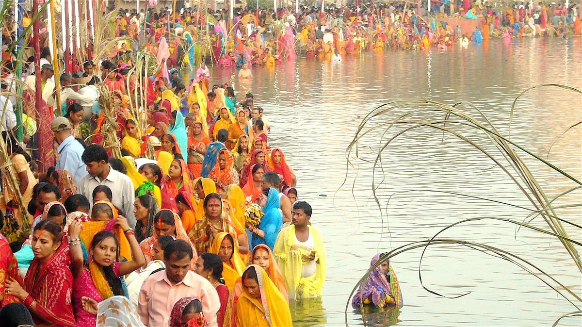 छठ पर्वको मुख्य दिन आज, अस्ताउँदो सूर्यलाई अर्घ्य दिइँदै