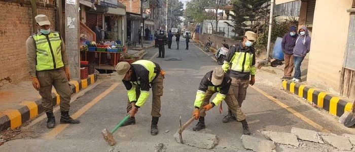 ललितपुरका सडकमा ‘स्पिड ब्रेकर’ भत्काउँदै नगर प्रहरी