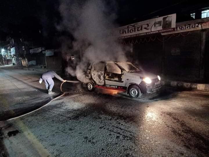 अज्ञात व्यक्तिहरुद्वारा ट्याक्सीमा आगजनी