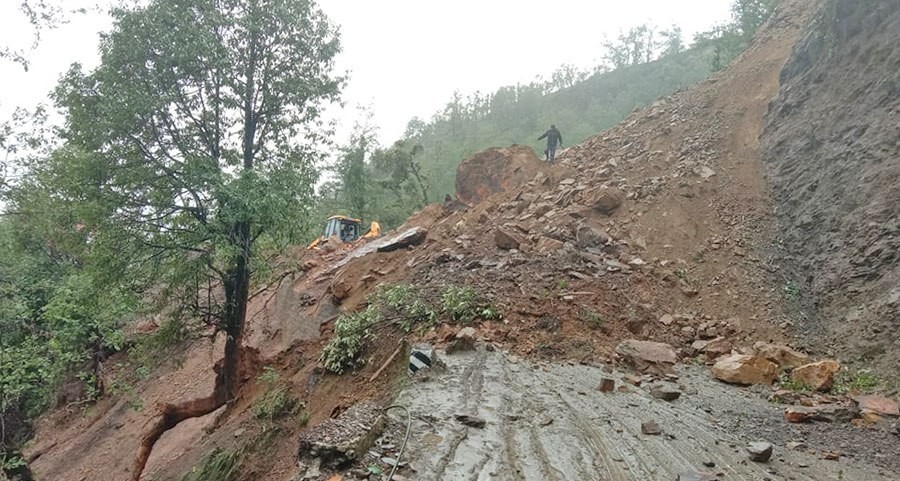 पहिरोका कारण भीमदत्त पन्त राजमार्ग अवरुद्ध