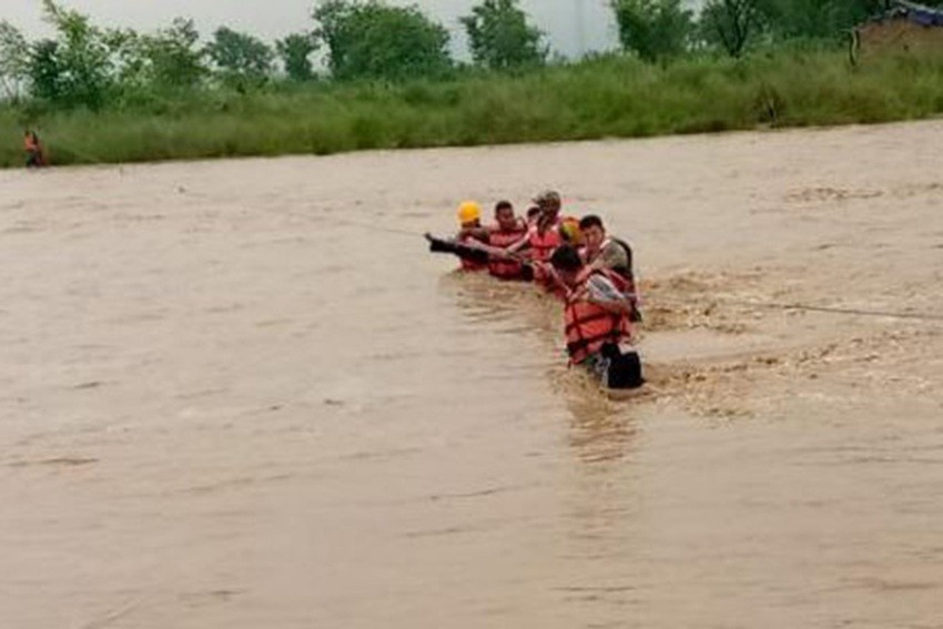 कमला नदीको टापुमा फसेकाहरुको उद्धार