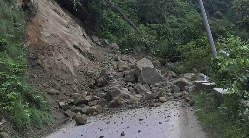 डोटी र डडेलधुरा आसपासमा भारी वर्षा,पहिरोका कारण यात्रु अलपत्र