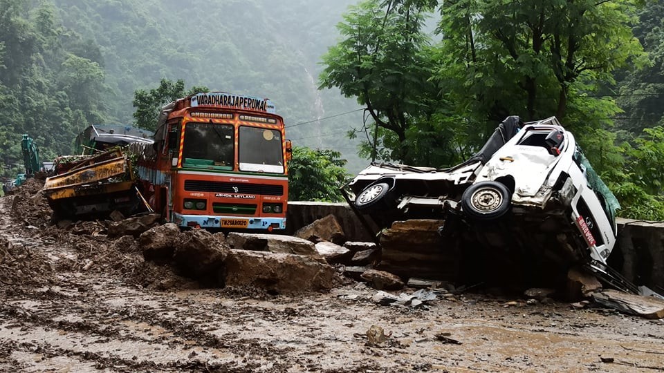 धादिङमा पहिरोले पाँचवटा गाडी पुरिँदा २ जनाको मृत्यु, ६ जना घाइते