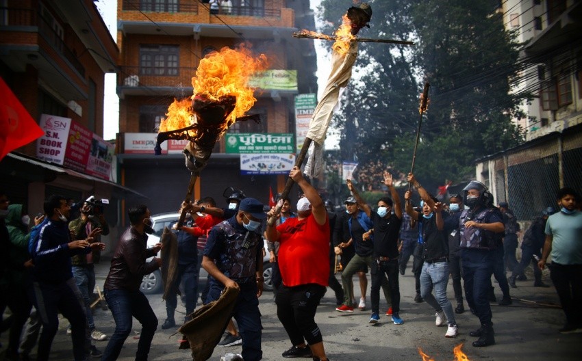 संयुक्त विद्यार्थी संगठनद्वारा देशैभर प्रदर्शन,काठमाडौंमा प्रधानमन्त्रीको पुतला दहन