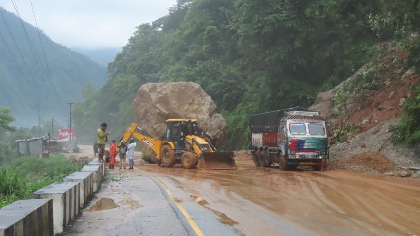 बाढी पहिरोले अवरुद्ध १ सय ३१ सडक आंशिक रूपमा चालू