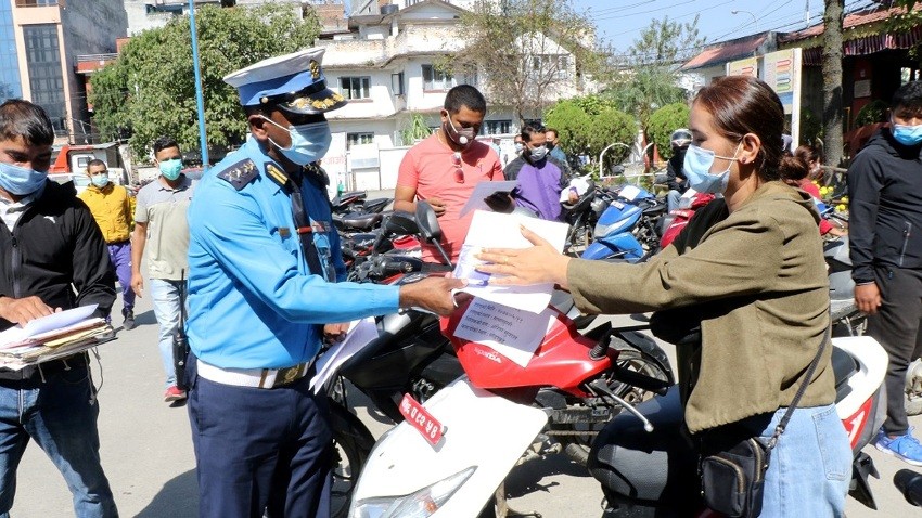 चोरीको मोटरसाईकल धनीलाई हस्तान्तरण