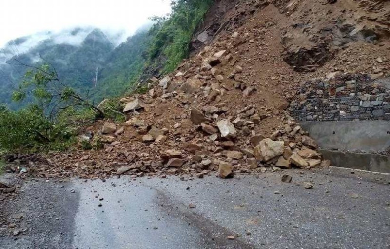 पहिरोले मध्यपहाडी लोकमार्ग अवरुद्ध, ठूला ढुङ्गा खसेका कारण सडक खुलाउन समस्या