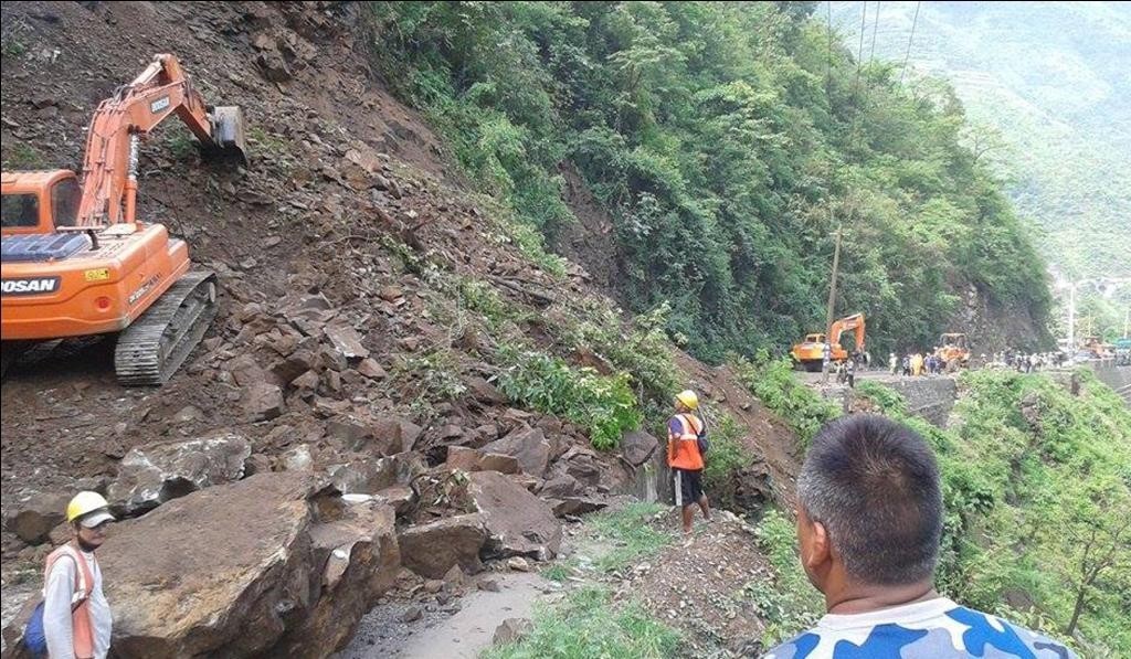 मध्यपहाडी लोकमार्गको पर्वत–बागलुङ खण्ड ६ दिनदेखि अवरुद्ध