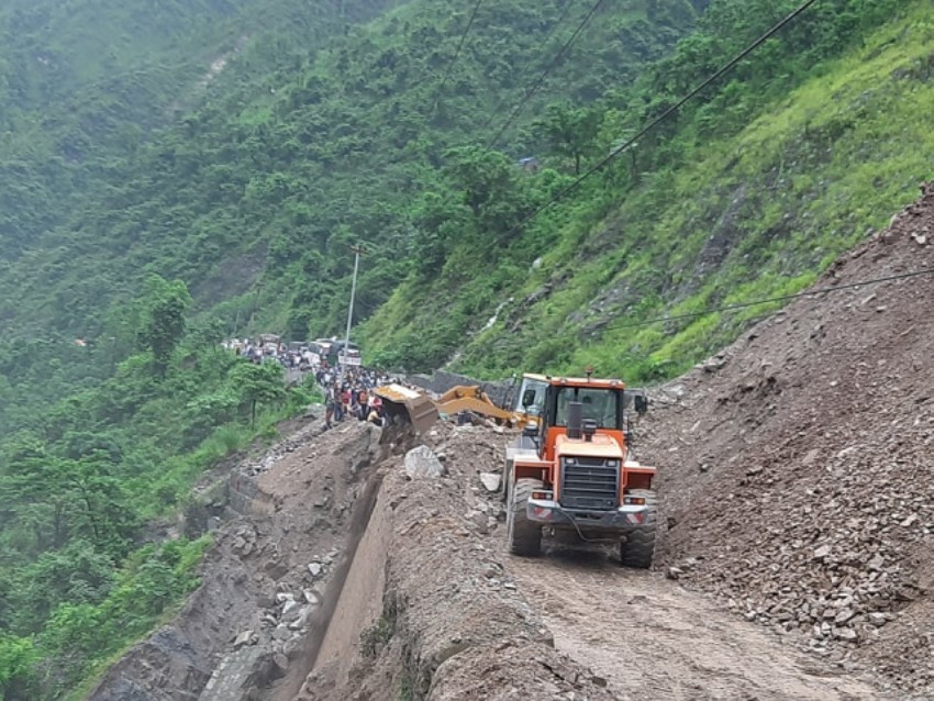 पहिरोका कारण देशभरका १० राजमार्ग अवरुद्ध