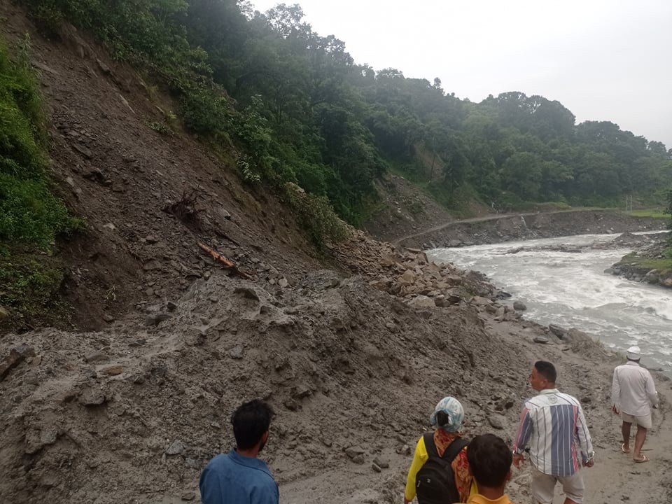 पूर्वी नवलपरासीमा पहिरोमा परी तीन जना बेपत्ता, एक जना घाइते