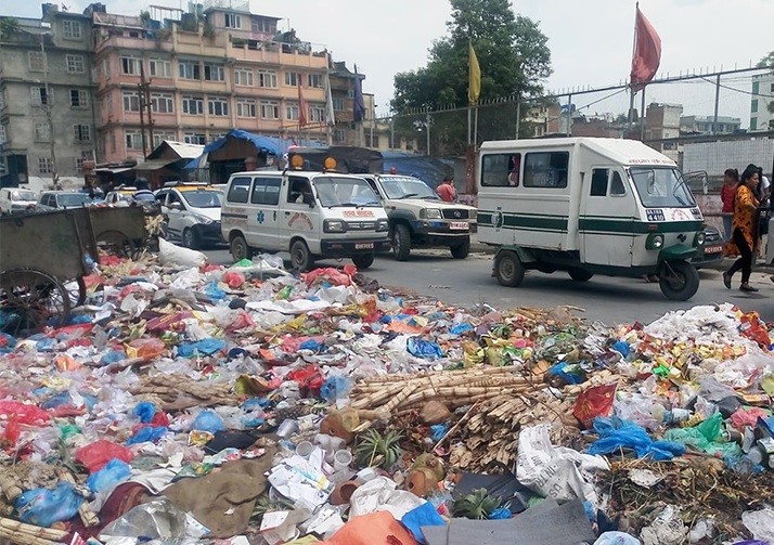 काठमाडौंको फोहोर उठाइसक्न दुई हप्तासम्म लाग्ने