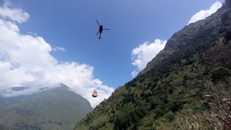 भारतले तुइन काटेपछि दार्चुलाको व्याँस क्षेत्रमा हेलिकोप्टरमार्फत् खाद्यान्न ढुवानी