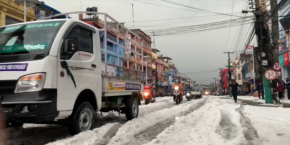 भीषण असिनापानीले पोखराको सडक अवरुद्ध 