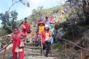 भरियालाई बोकिएर पाथीभरा मन्दिर दर्शन गर्न जाँदै तीर्थयात्री