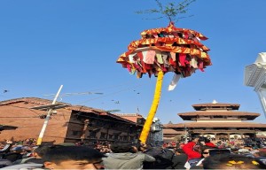 बसन्तपुरमा चीर ठड्याएसँगै शुरु भयो होली