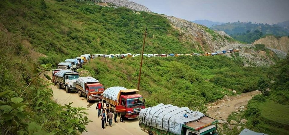 प्रहरी प्रशासनको सहयोगमा आज पनि फोहोर ढुवानी हुँदै