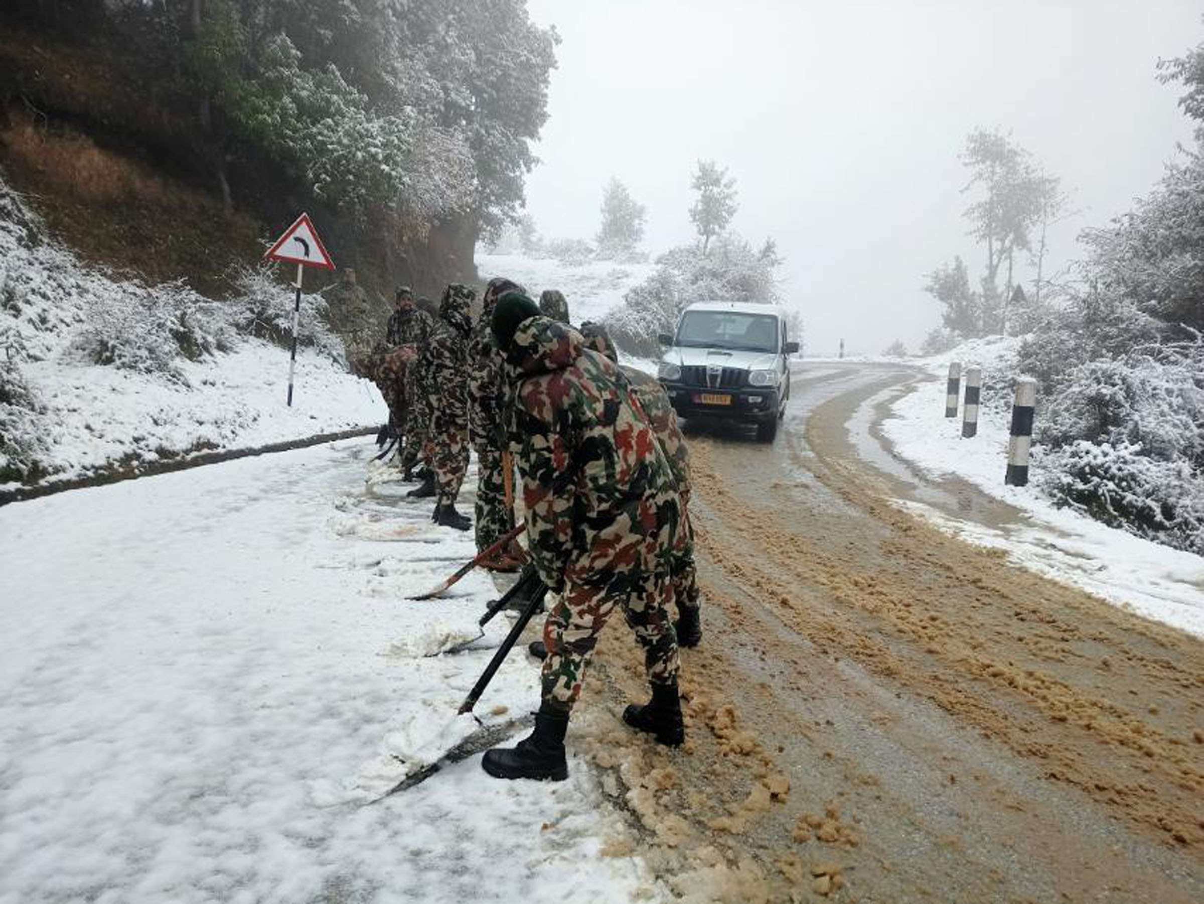 हिउँ हटाएपछि बैतडीको राजमार्ग सञ्चालनमा