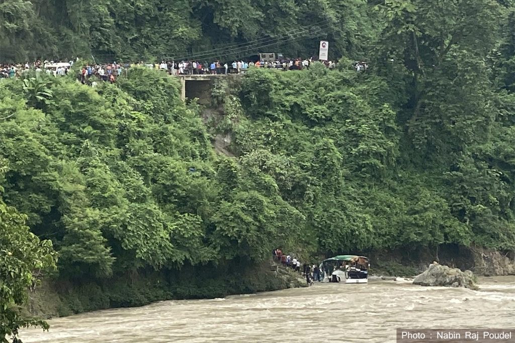 यात्रुबाहक बस त्रिशुलीमा खस्यो, ८ जनाको मृत्यु