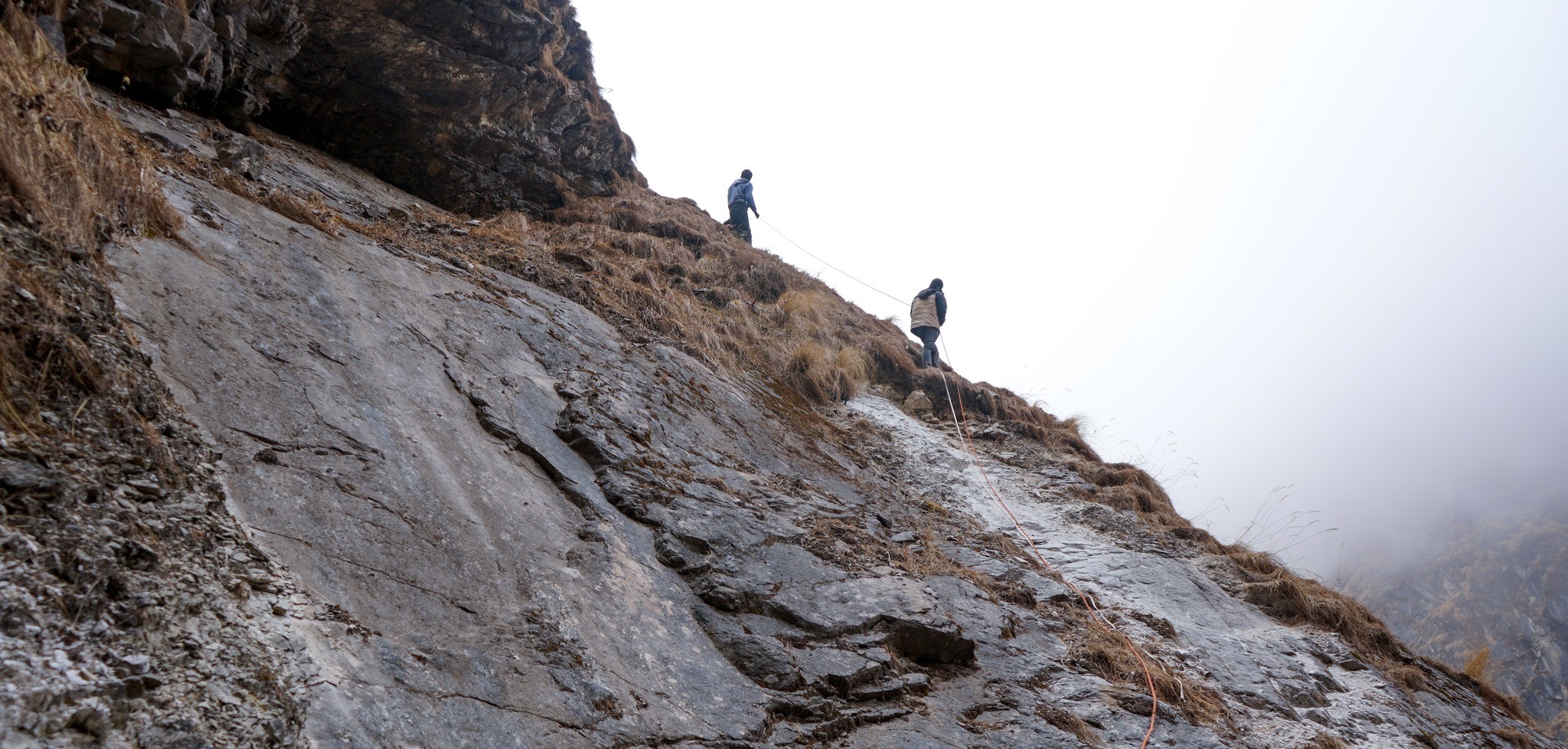 डोरीमा झुण्डीएर यात्रा गर्नुपर्ने बाध्यता