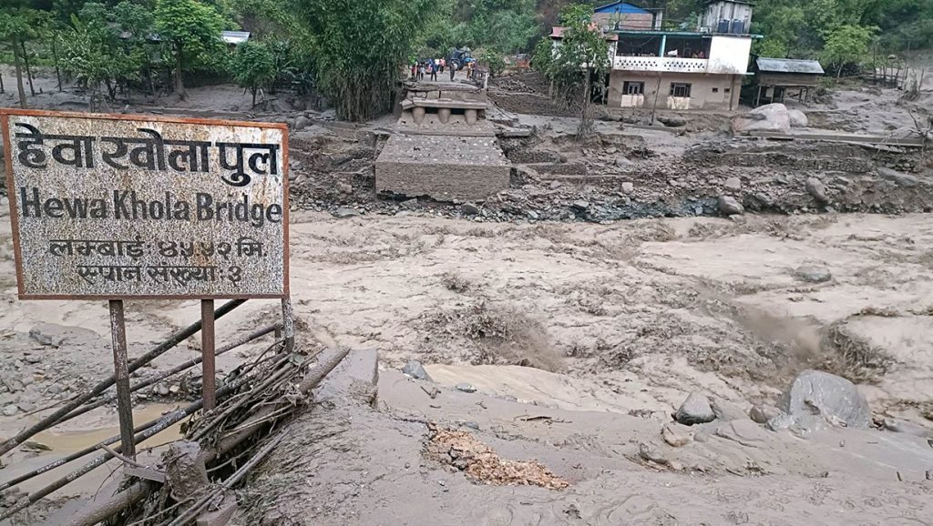 वर्षा र बाढीका कारण ताप्लेजुङ यातायात सम्पर्कविच्छेद, २५ जना बेपत्ता, सडक र पुलमा ५० करोडको क्षति