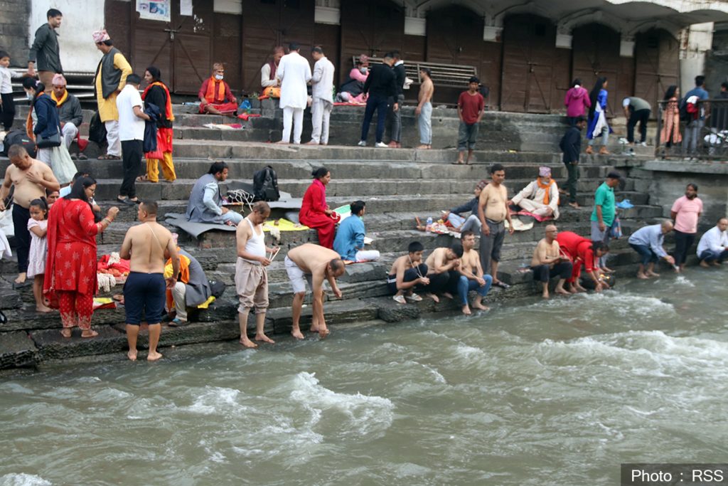 पशुपतिनाथलगायत देशभरका मठ मन्दिरमा डोरो बाँध्ने भक्तजनको घुइँचो