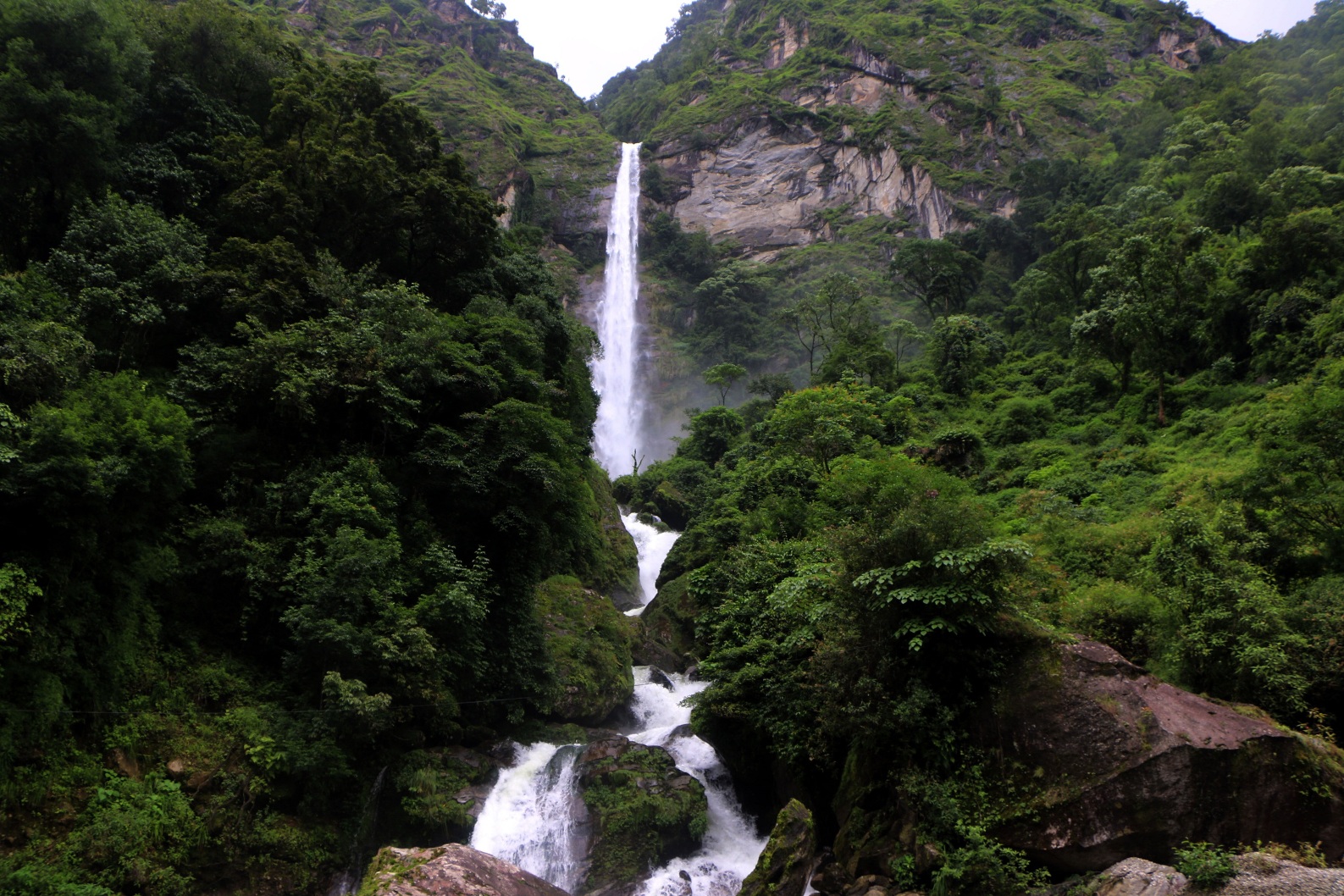 आहा मनै लोभ्याउने फुङफुङ्गे झरना